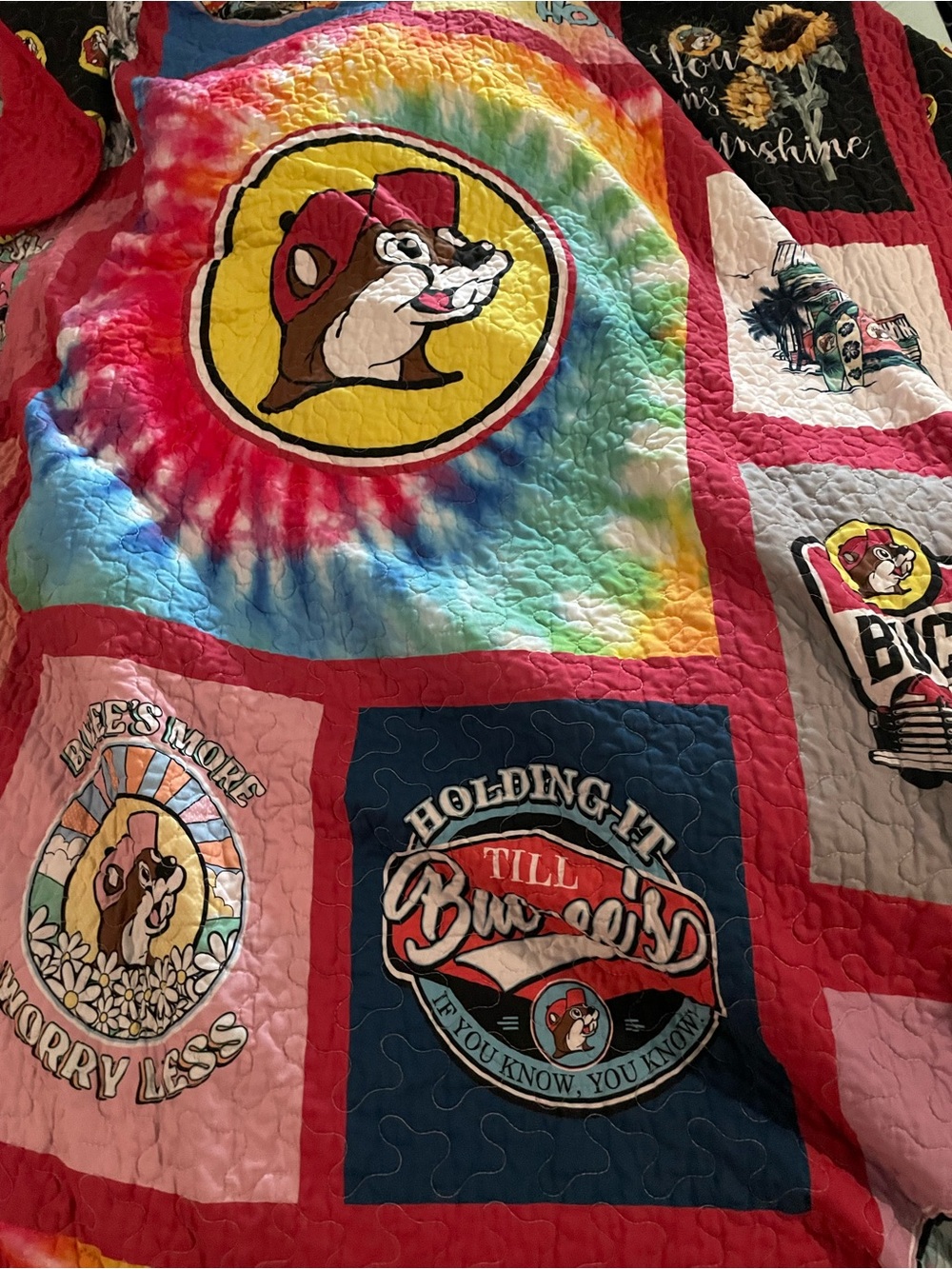 Buc-ee's Tie-Dye Logo Quilt - Multicolor - Picture 3 of 4